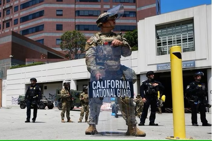 Tổng thống Donald Trump cảnh báo thêm quân đến Los Angeles