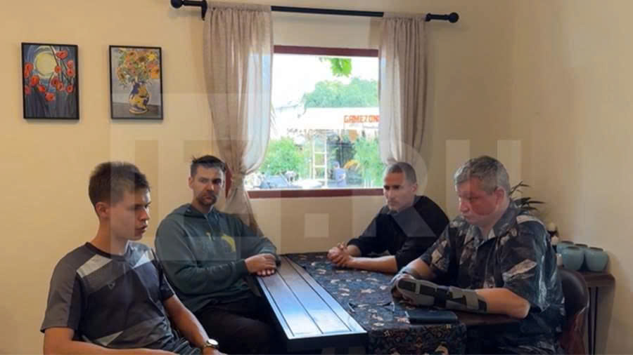 Nhóm người Nga đã giải cứu một gia đình người Việt có con nhỏ trong trận lũ lụt ở Nha Trang