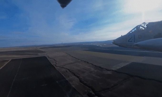 Cận cảnh máy bay Su-25 của Ukraine bị tên lửa Nga bắn hạ giữa không trung