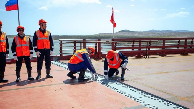 Hợp long cầu nối xuyên biên giới Triều Tiên và Nga bắc qua sông Tumen