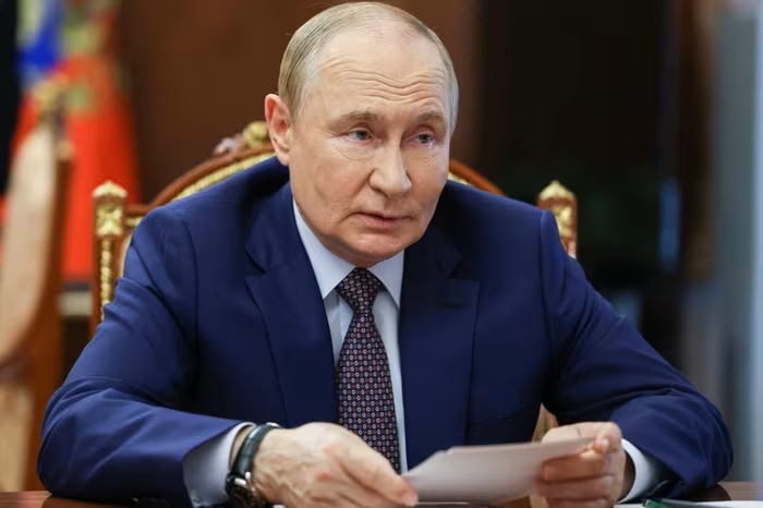 Ông Putin không bay thẳng tới nơi hội đàm với ông Trump