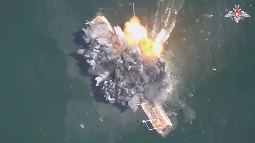 Khoảnh khắc xuồng tự sát Nga phá hủy chiến hạm mô phỏng