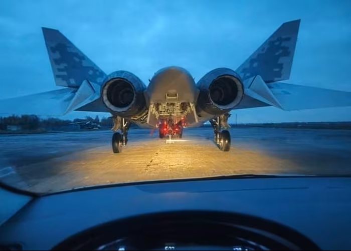 Bức ảnh hiếm hé lộ khoang vũ khí bí ẩn của Su-57 Nga