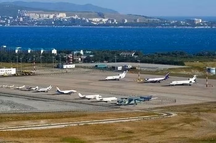 Nga siết chặt kiểm soát người nước ngoài, khôi phục hoạt động một sân bay gần Ukraine