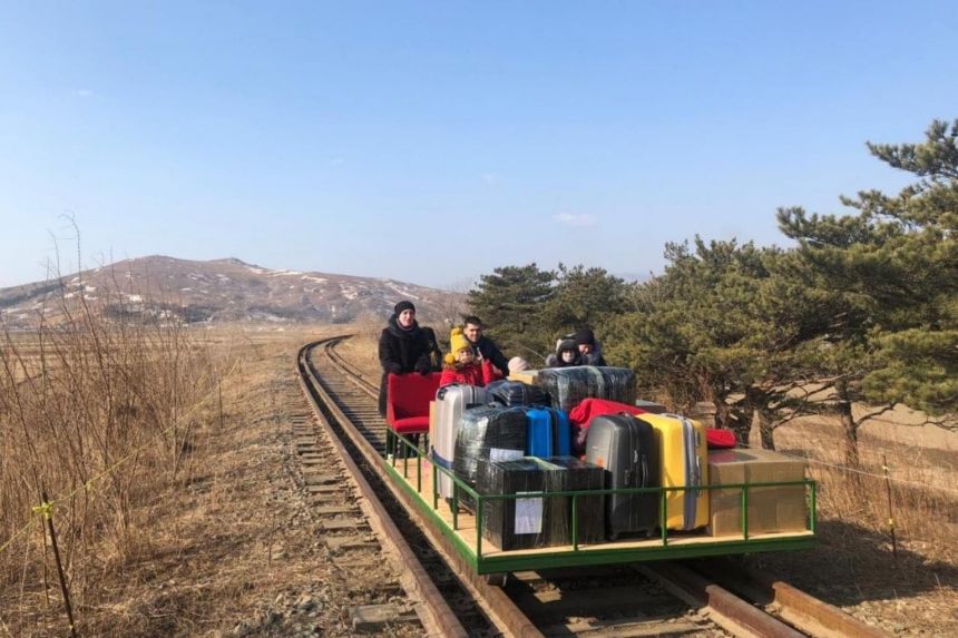 Nhóm nhà ngoại giao Nga tại Triều Tiên đẩy xe goòng về nước
