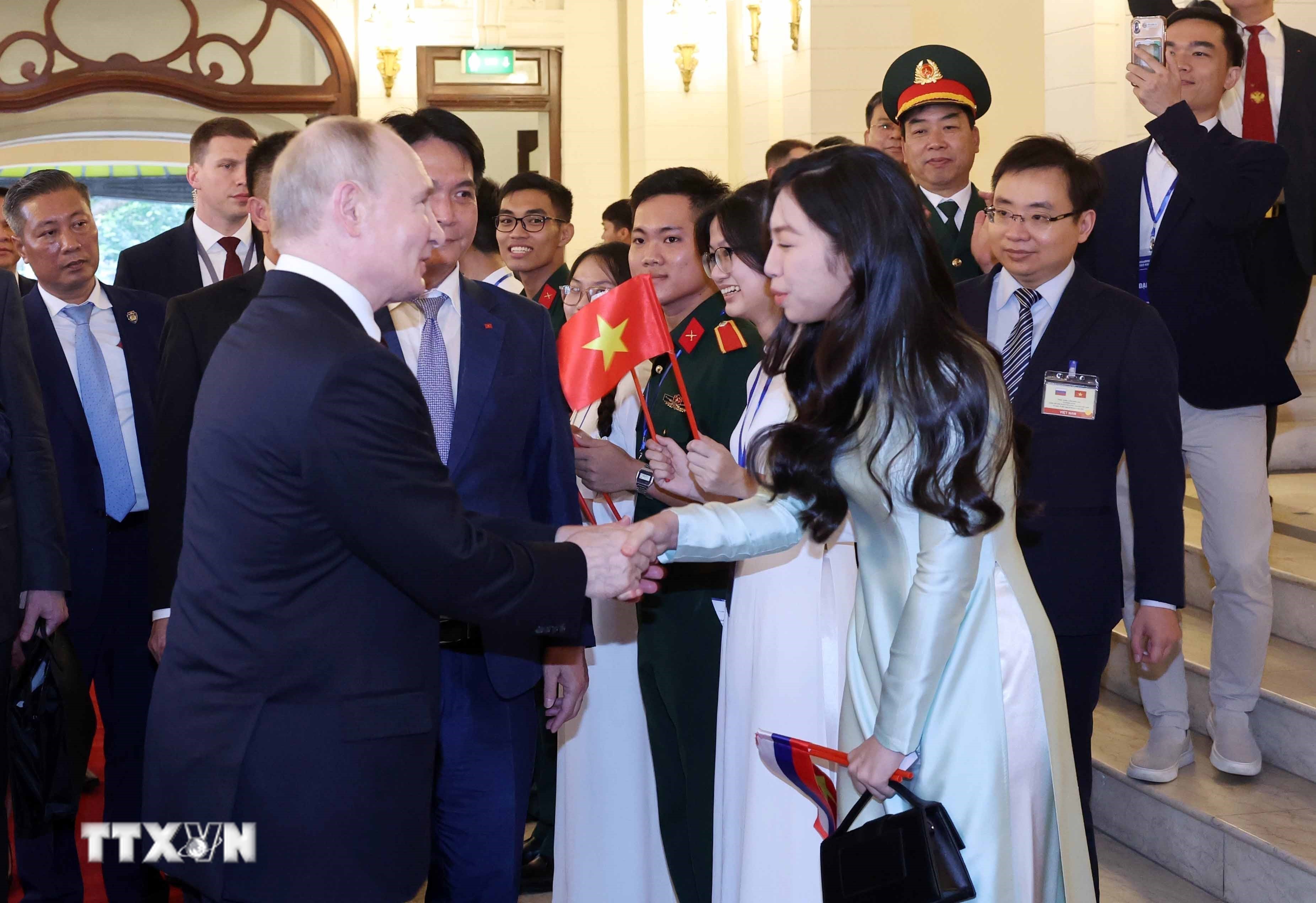Nữ sinh viên vinh dự được bắt tay Tổng thống Nga Vladimir Putin