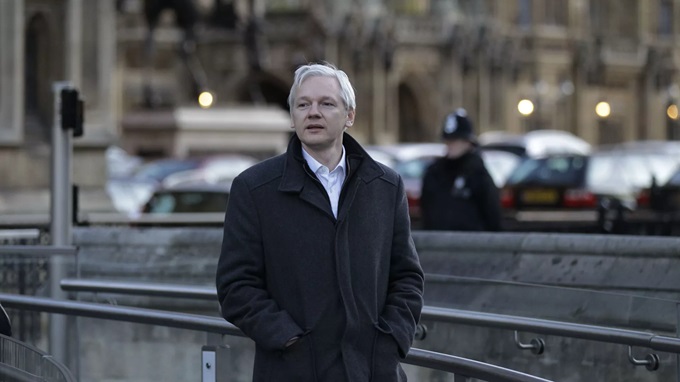 Ông Assange đến tòa nhà Hội đồng Châu Âu để làm chứng về những năm tù của mình