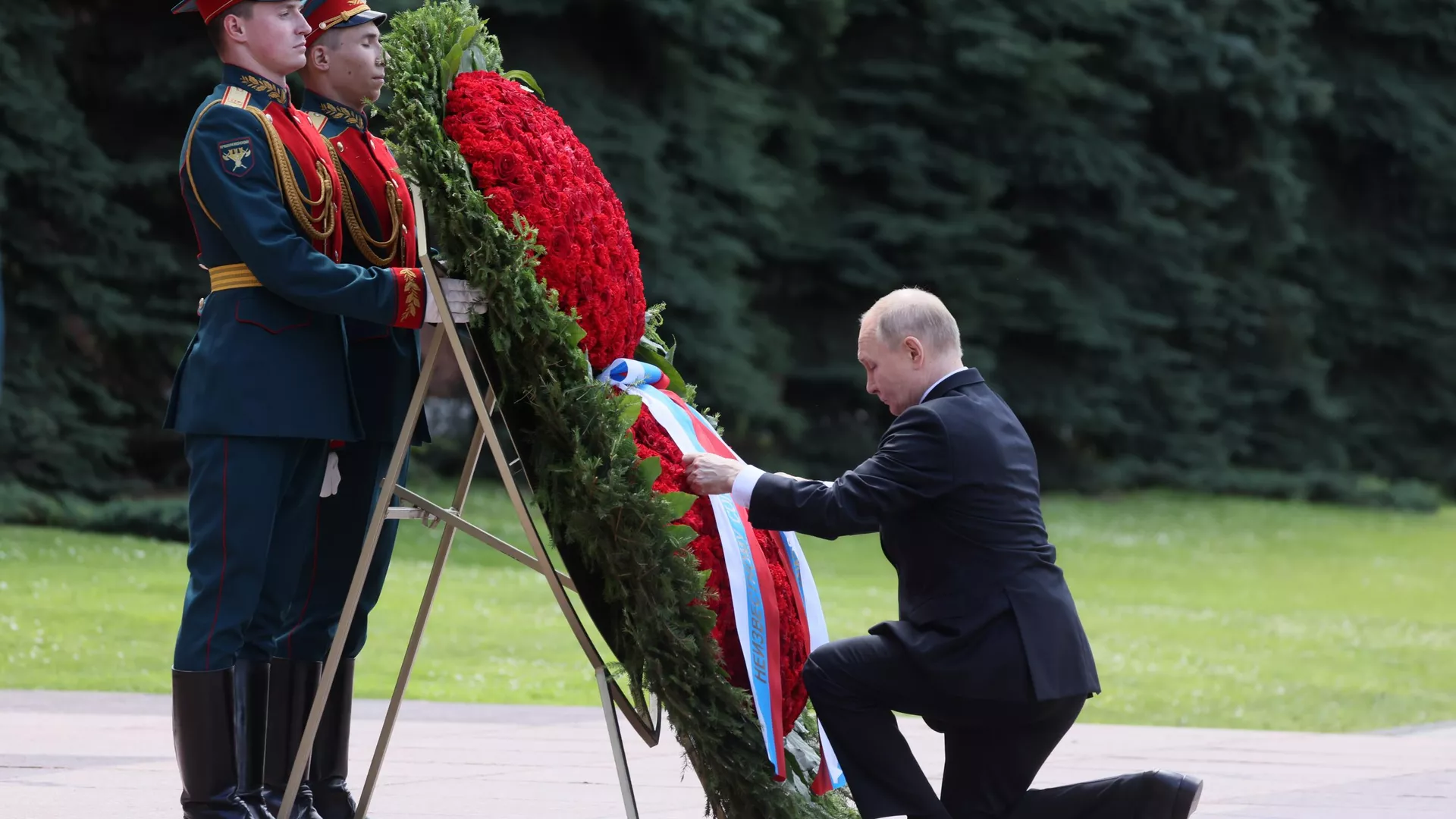 Tổng thống Putin đặt hoa tại Mộ Chiến sĩ Vô danh