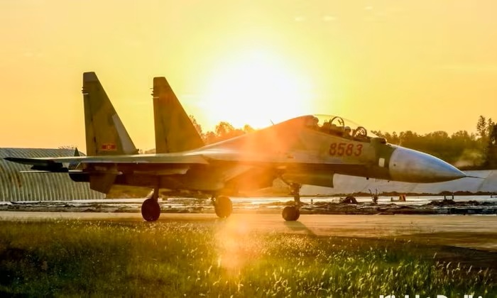 Quy trình nghiêm ngặt kiểm tra tiêm kích 'hổ mang chúa' Su-30MK2 trước khi cất cánh