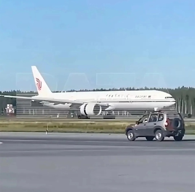 Máy bay Trung Quốc chở 311 người hạ cánh khẩn cấp xuống Nga do hỏng động cơ