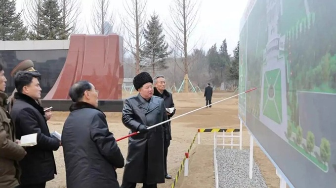 Kim Jong Un thị sát công trình bảo tàng tưởng niệm chiến công của binh sĩ CHDCND Triều Tiên tại Nga