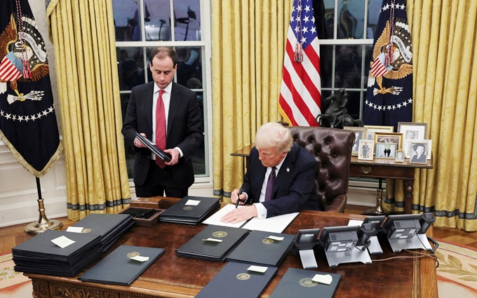 Ông Trump ký lệnh hủy bỏ 78 chính sách của ông Biden, rút Mỹ khỏi WHO