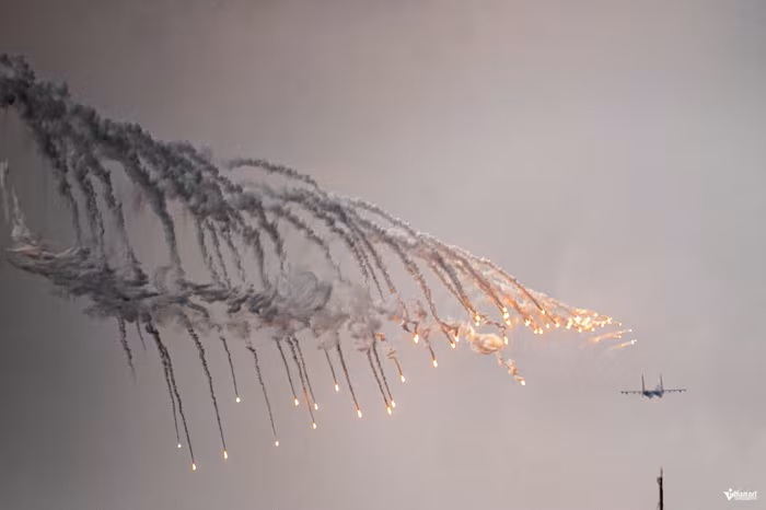 Cận cảnh tiêm kích Su-30MK2 thả bẫy nhiệt trên bầu trời Ba Đình