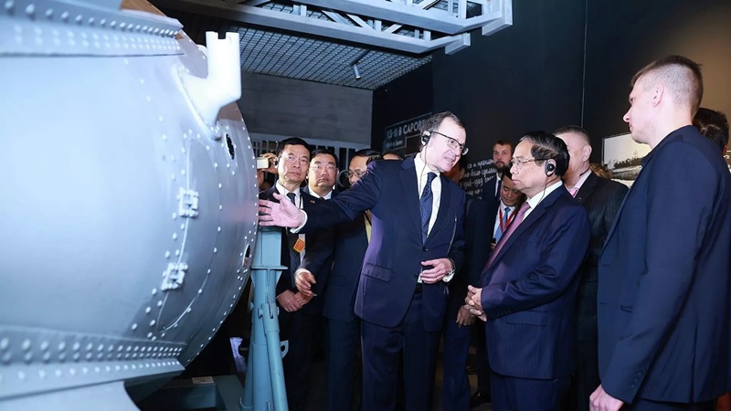 Thủ tướng Việt Nam thăm Bảo tàng Năng lượng nguyên tử và Trung tâm điều hành metro tại Moskva