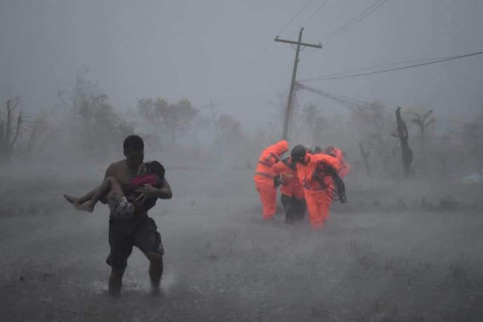 Cảnh tan hoang khi bão Vamco quét qua Philippines