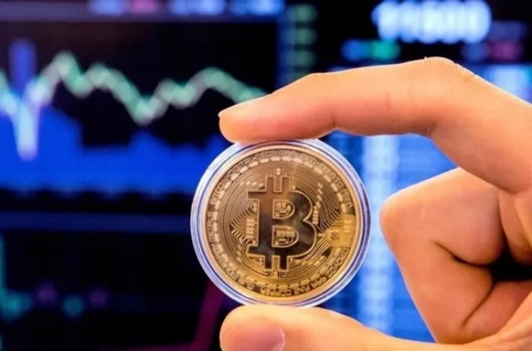 'Hiệu ứng Trump' kéo giá vàng xuống đáy 2 tháng, đưa bitcoin tăng dựng đứng