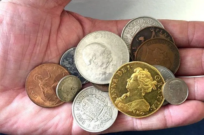 Cha phát hiện 'kho báu' trị giá 8 tỷ đồng trong hộp đồ chơi của con trai