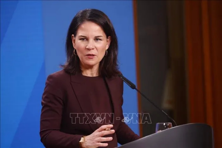'Bê bối bắt tay' trong chuyến thăm Syria đầu tiên của quan chức EU