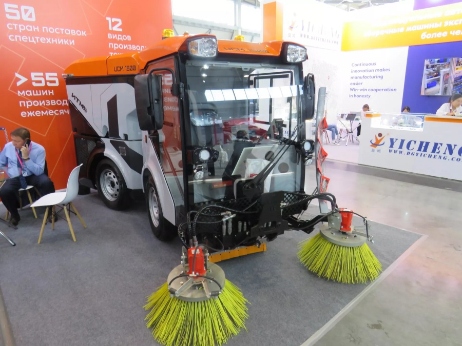 'Sản xuất tại Nga': máy xúc lật mini diesel và máy quét bụi tự động