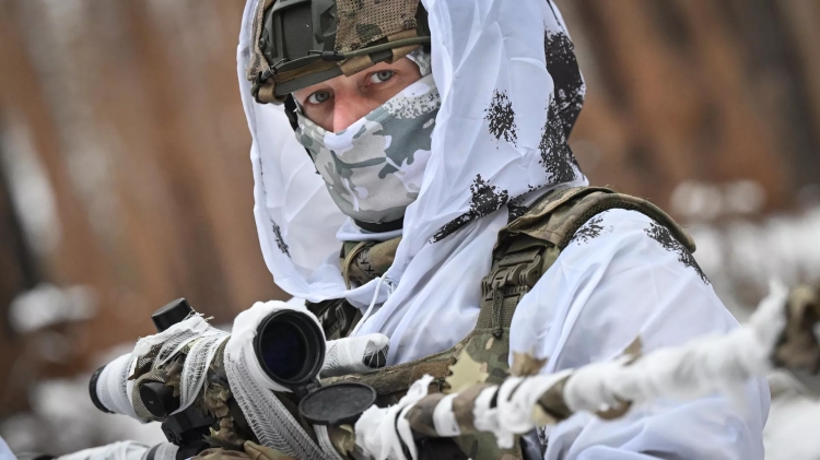 Tay súng bắn tỉa Nga nằm trong tuyết suốt một tuần để hoàn thành nhiệm vụ