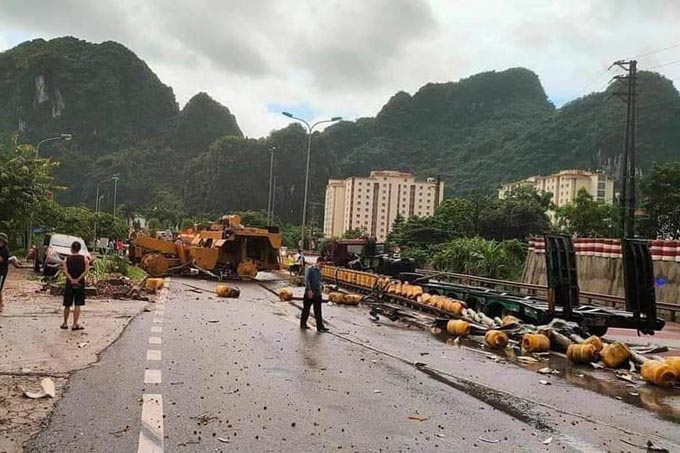 Ba ô tô đâm nhau liên hoàn trong đêm, 2 người thương nặng