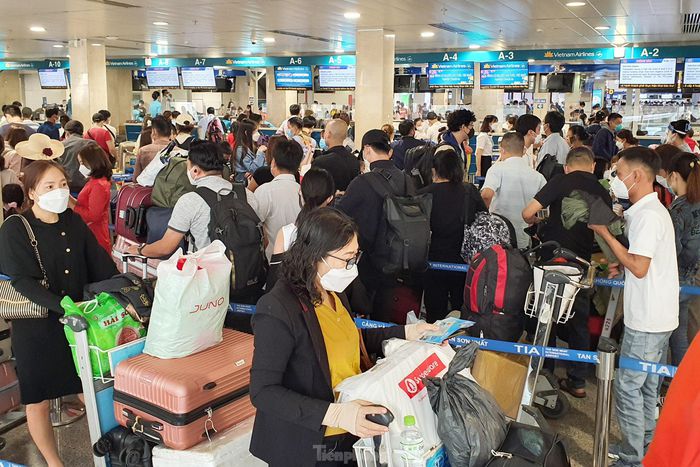24 tháng Chạp, biển người chen chân về quê ăn Tết ở sân bay Tân Sơn Nhất