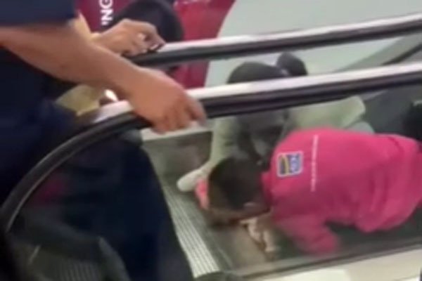 Cảnh rối loạn khi bé gái kẹt cánh tay vào thang cuốn: Nhân viên cứu hộ phải tháo cả bậc thang để giải cứu