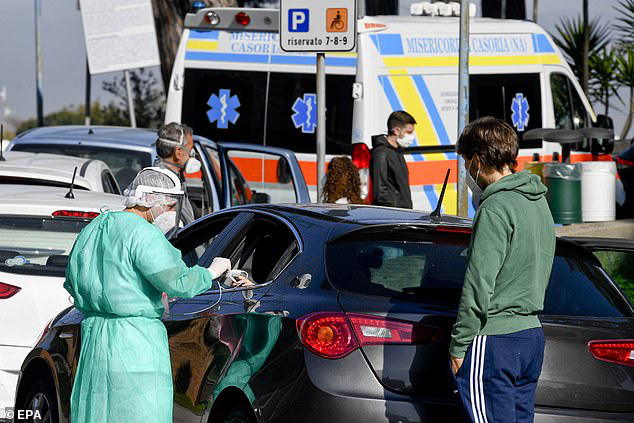 Covid-19: Bệnh nhân thở oxy trong xe hơi để chờ giường bệnh ở Ý