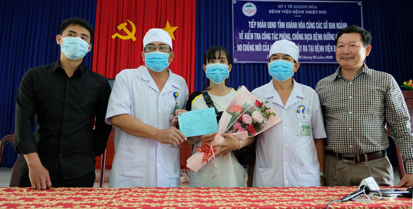 Nữ lễ tân ở Nha Trang nhiễm virus Corona điều trị thành công, đã được xuất viện