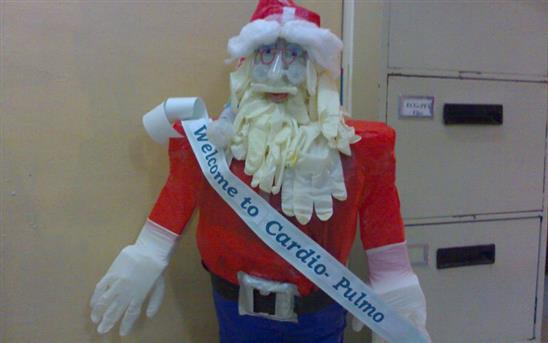 Ống tiêm, bao cao su, ống xét nghiệm... trở thành đồ trang trí Noel