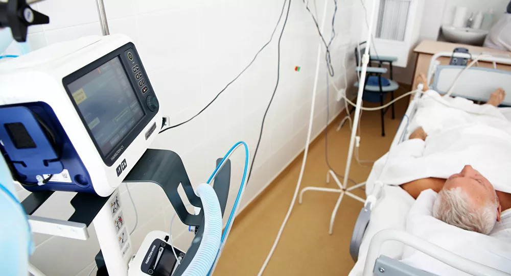 Trong một bệnh viện ở Nga, bác sĩ đã ngủ gục trên sàn nhà, cạnh giường bệnh nhân nhiễm COVID-19