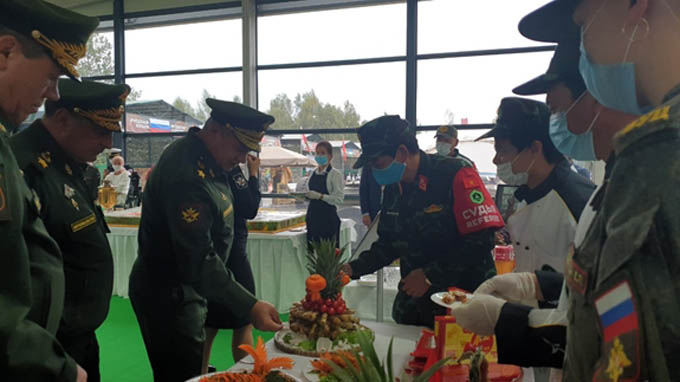 Bộ trưởng Quốc phòng Liên bang Nga cắt bánh gato tặng đội tuyển Bếp dã chiến QĐND Việt Nam