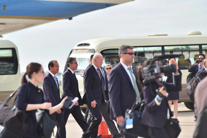 Khoảnh khắc chuyên cơ Air Force One của ông Biden đáp xuống Phnom Penh