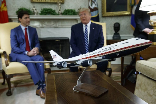 Ông Biden sẽ bỏ đề xuất màu sơn ông Trump chọn cho Air Force One