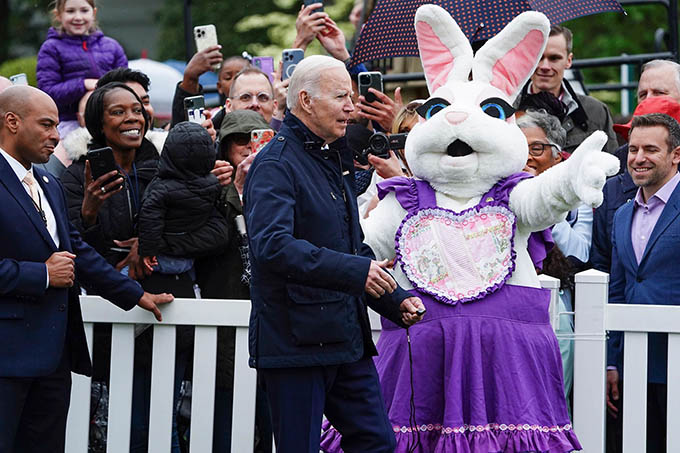 Thỏ phục sinh xuất hiện 'giải thoát' Tổng thống Biden khỏi cánh báo chí