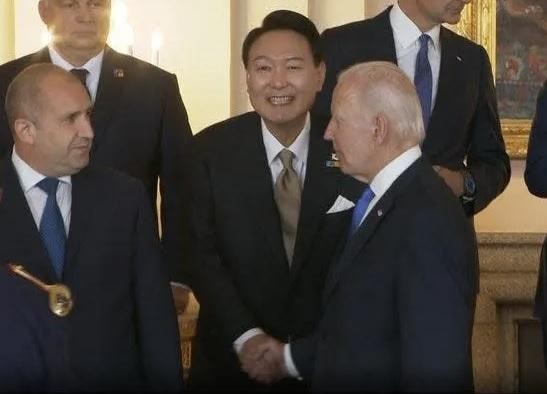 Xôn xao cảnh Tổng thống Mỹ Biden bắt tay không nhìn mặt Tổng thống Hàn Quốc