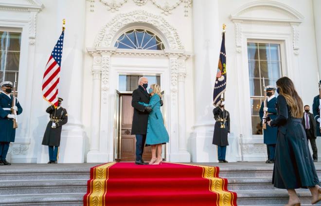 Giây phút ông Biden không thấy ai mở cửa khi ''dọn về'' Nhà Trắng