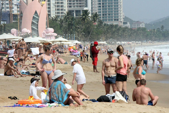 Biển Nha Trang đông nghẹt khách nước ngoài