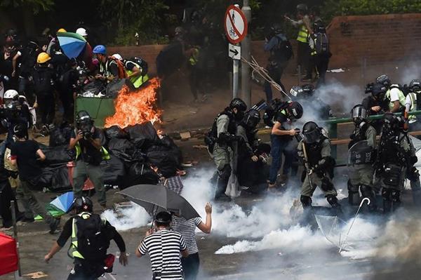 Cảnh sát HK bắt hơn 400 người biểu tình trốn khỏi khu vực cố thủ