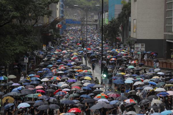 Hong Kong lần đầu sử dụng vòi rồng giải tán biểu tình