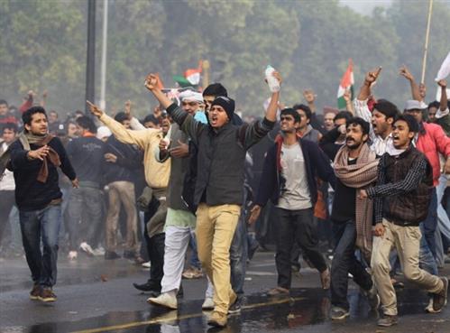 Ấn Độ: Hàng ngàn người biểu tình, đốt cả đồn cảnh sát để đòi việc làm