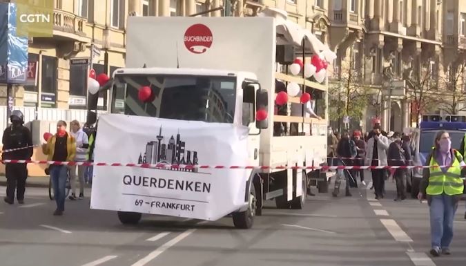 Cảnh sát dùng vòi rồng giải tán người biểu tình ở Đức