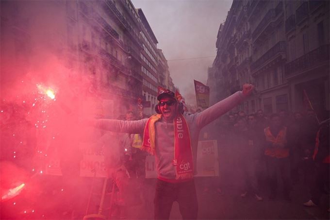 Pháp tê liệt vì biểu tình
