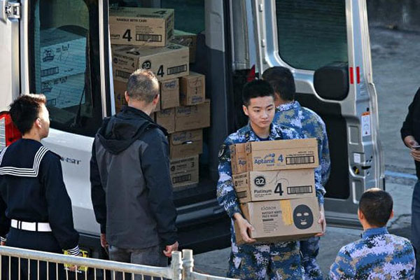 Binh sĩ Trung Quốc tranh thủ mua sữa công thức khi tàu chiến thăm cảng Sydney