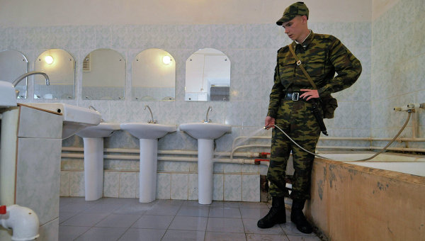 Bộ trưởng QP Nga hứa cho tất cả quân nhân Nga được tắm vòi hoa sen