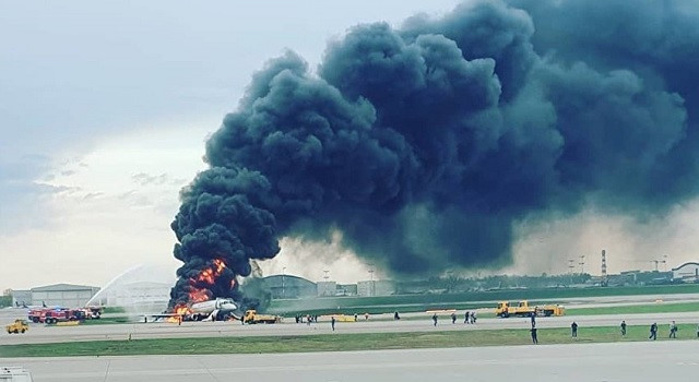 Video: Máy bay bốc cháy ngùn ngụt khi vừa hạ cánh trên đường băng