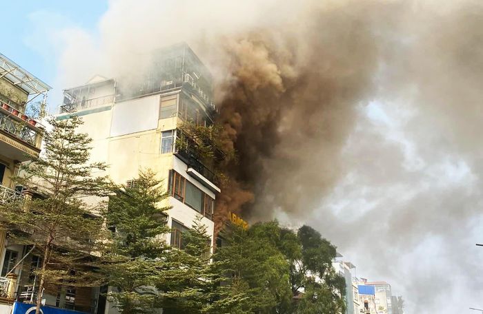 Nhà 2 tầng bốc cháy giữa trưa, lửa lan sang phòng giao dịch ngân hàng