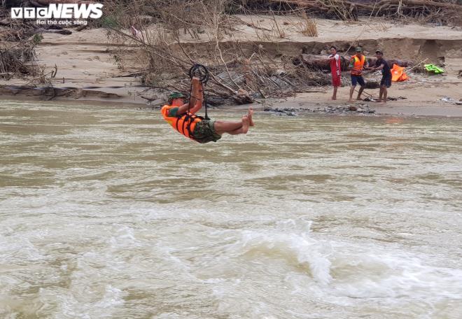 Ảnh: Bộ đội, công an đu dây qua sông tìm nạn nhân mất tích ở Trà Leng