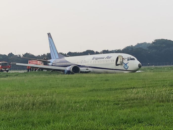 Video máy bay Boeing 737 của Indonesia trượt khỏi đường băng, lao xuống đồng cỏ