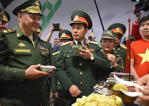 Bộ trưởng Quốc phòng Nga thích thú với khoai luộc, chè xanh của Việt Nam
